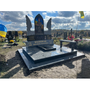 Пам'ятник військовому з крилами